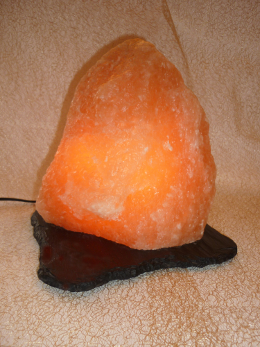 Salzkristall-Lampe auf Schieferplatte