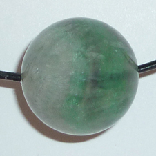 Fluorit grün-Kugel gebohrt, ø 2,0 cm mit Lederband