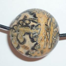 Meta-Rhyolith Leopardenstein Kugel gebohrt, ø 1,9 cm mit Lederband