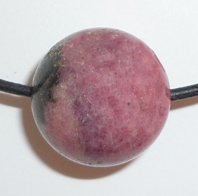 Rhodonit Kugel gebohrt, ø 1,6 cm mit Lederband