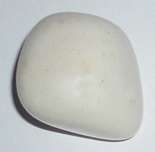 Aragonit weiß TS 1 ca. 1,8 cm breit x 1,9 cm hoch x 1,7 cm dick (12,2 gr.)