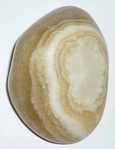 Aragonit weiß TS 6 ca. 3,4 cm breit x 4,7 cm hoch x 1,9 cm dick (41,8 gr.)