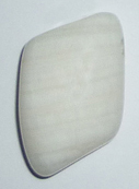 Aragonit weiß TS gebohrt 3 ca. 2,0 cm breit x 2,4 cm hoch x 1,5 cm dick (15,3 gr.)