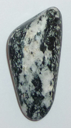 Amphibolit TS 4 ca. 1,9 cm breit x 4,1 cm hoch x 1,4 cm dick (15,8 gr.)
