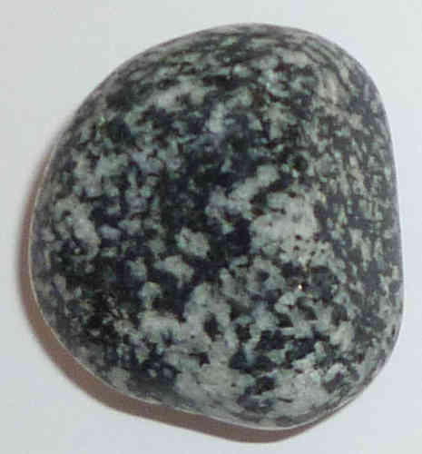 Amphibolit TS 5 ca. 2,3 cm breit x 2,5 cm hoch x 1,9 cm dick (16,2 gr.)