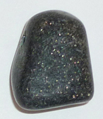 Amphibolit TS gebohrt 2 ca. 1,8 cm breit x 2,1 cm hoch x 1,1 cm dick (7,8 gr.)