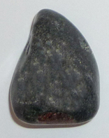 Amphibolit TS gebohrt 3 ca. 2,0 cm breit x 2,5 cm hoch x 1,5 cm dick (10,4 gr.)