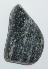 Amphibolit TS gebohrt 4 ca. 1,9 cm breit x 3,1 cm hoch x 1,3 cm dick (11,5 gr.)