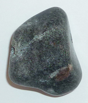Amphibolit TS gebohrt 5 ca. 2,2 cm breit x 2,5 cm hoch x 1,6 cm dick (12,1 gr.)