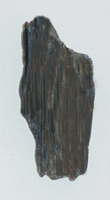 Antimonit Stufe 2 ca. 2,1 cm breit x 4,6 cm hoch x 1,3 cm dick (24,5 gr.)