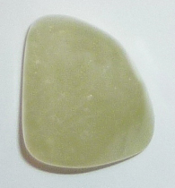 Calcit grün TS 3 ca. 1,8 cm breit x 2,0 cm hoch x 1,5 cm dick (9,7 gr.)