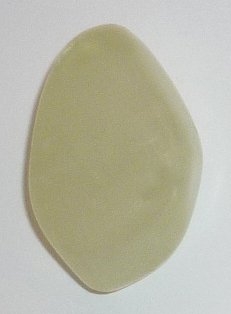 Calcit grün TS 5 ca. 1,9 cm breit x 3,2 cm hoch x 1,2 cm dick (11,7 gr.)