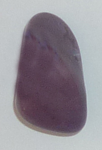 Lavendel Jade geb. TS 1 ca. 1,5 cm breit x 2,5 cm hoch x 1,5 cm dick (8,7 gr.)