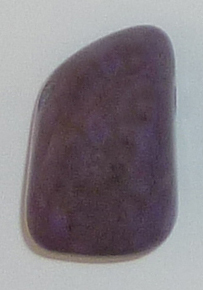 Lavendel Jade geb. TS 3 ca. 1,6 cm breit x 2,3 cm hoch x 1,4 cm dick (11,2 gr.)