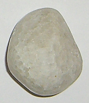 Marmor weiß Calcit-Marmor ebohrt TS 4 ca. 2,7 cm breit x 2,8 cm hoch x 2,0 cm dick (17,6 gr.)