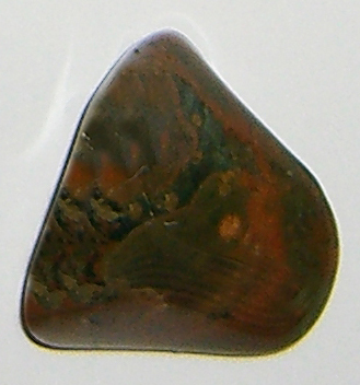 Regenwaldstein TS 04 ca. 2,6 cm breit x 2,8 cm hoch x 1,8 cm dick (11,8 gr.)