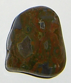Regenwaldstein TS 08 ca. 2,4 cm breit x 2,7 cm hoch x 1,7 cm dick (13,8 gr.)