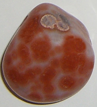 Achat rot gebohrt TS (Marokko) 3 ca. 2,1 cm breit x 2,4 cm hoch x 1,5 cm dick (11,0 gr.)