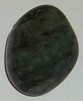 Aktinolith gebohrt TS 2 ca. 2,0 cm breit x 2,8 cm hoch x 1,3 cm dick (9,9 gr.)