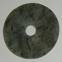Aktinolith Donut 1 ca. 3,0 cm ø x 0,5 cm dick x 0,5 cm Lochdurchmesser (7,8 gr.)