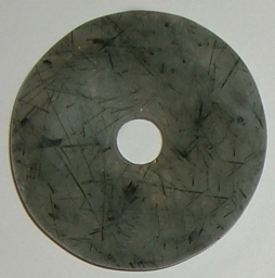Aktinolith Donut 5 ca. 3,0 cm ø x 0,6 cm dick x 0,5 cm Lochdurchmesser (9,9 gr.)