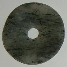 Aktinolith Donut 6 ca. 3,5 cm ø x 0,5 cm dick x 0,5 cm Lochdurchmesser (9,6 gr.)