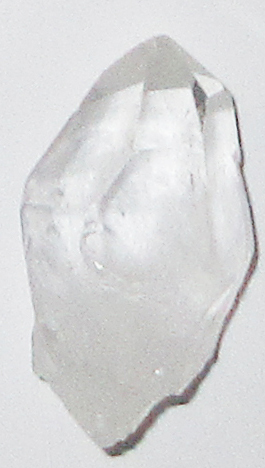 Bergkristall Spitzen klein Natur 04 ca. 1,6 cm breit x 2,8 cm hoch x 1,1 cm dick (6,5 gr.)