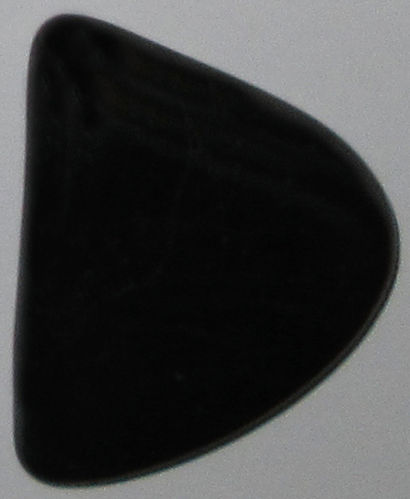 Schungit TS 08 ca. 2,6 cm breit x 3,6 cm hoch x 0,7 cm dick (7,2 gr.)