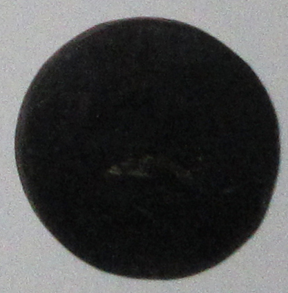 Schungit Scheibe klein 4 ca. 1,9 cm Durchmesser x 0,3 cm dick (1,8 gr.)
