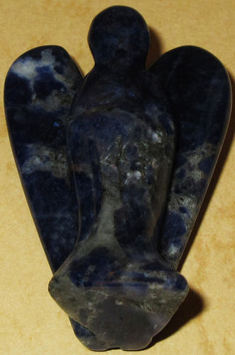 Sodalith Engel 4 ca. 2,9 cm breit x 4,3 cm hoch x 1,4 cm dick (17,2 gr.)